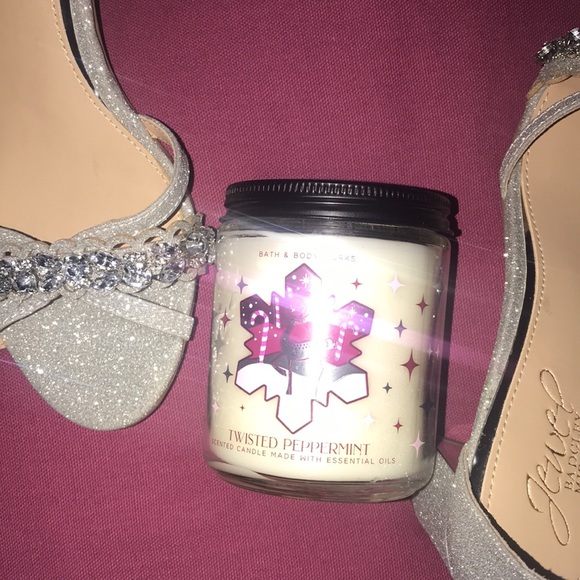 New Bath & Body Works Twisted Peppermint Candle - Picture 1 of 6